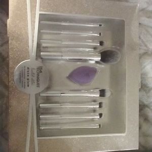 Makeup brushes